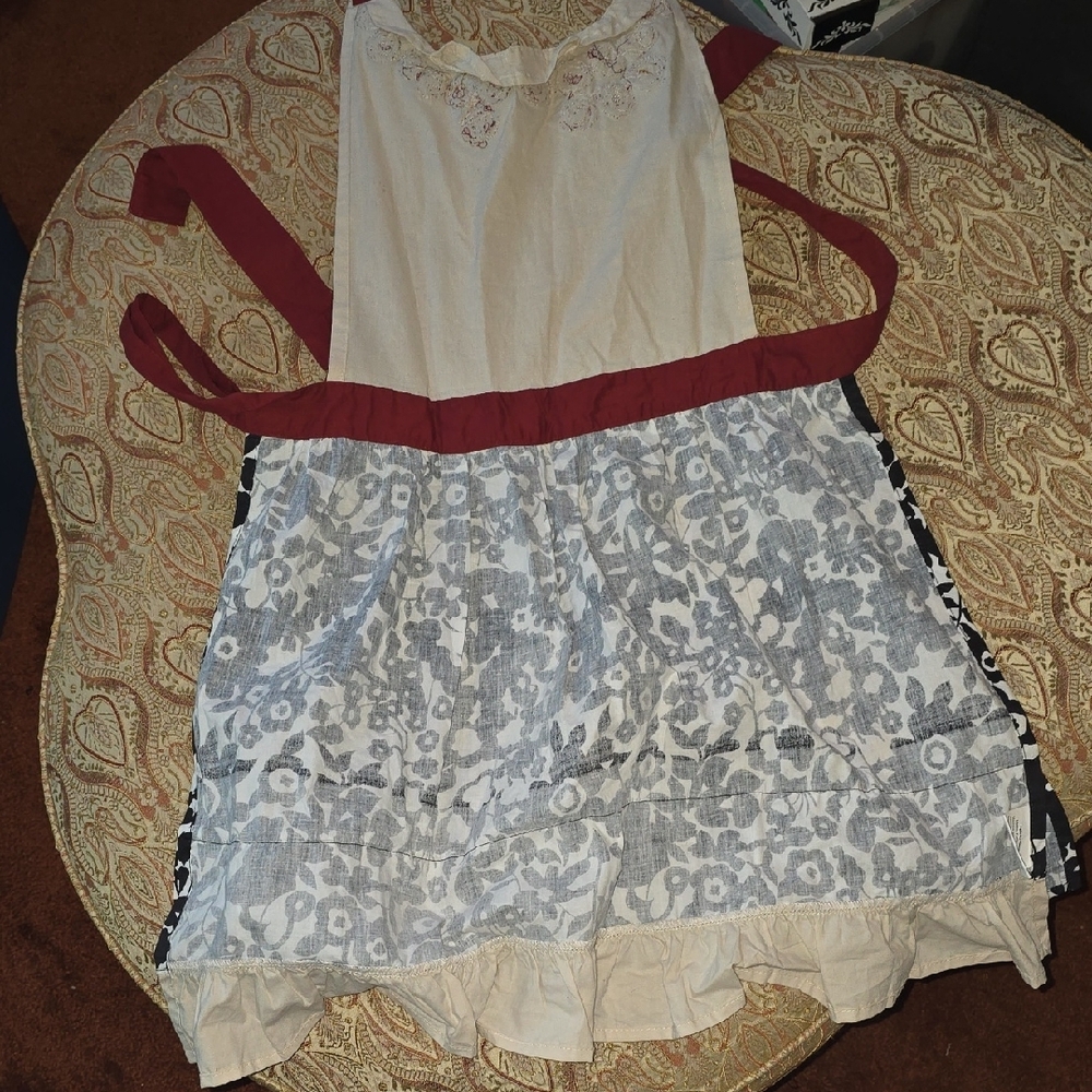 SIMPLY ENVOGUE Stylish Black Red Cream Apron Floral Apron - Picture 14 of 14